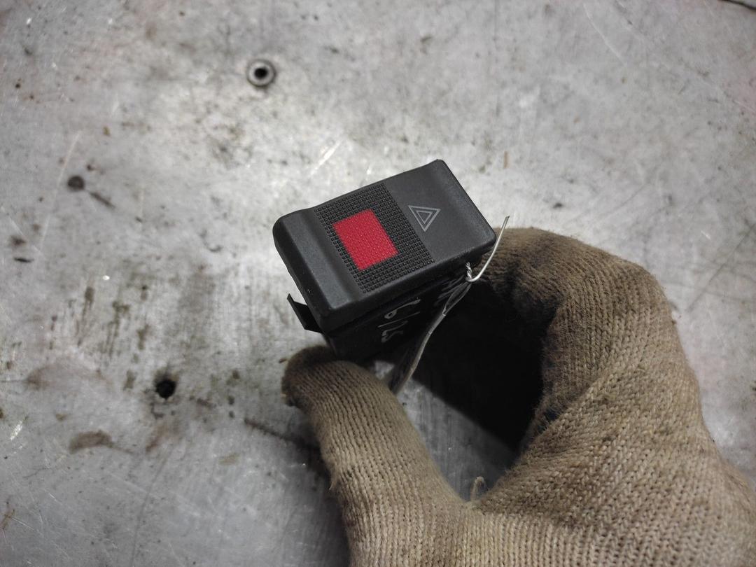 Кнопка аварийной сигнализации KO1S93 Audi 80 - Фото 1