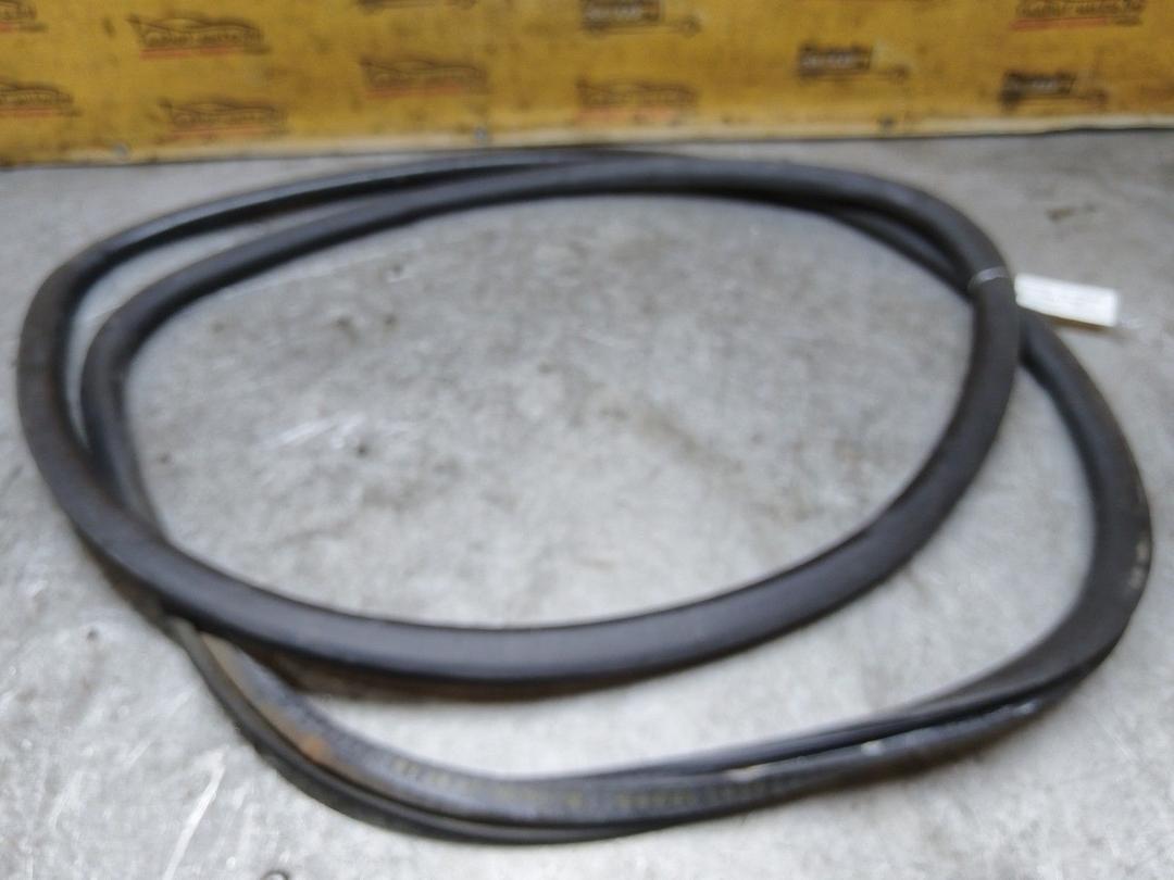 Уплотнитель двери передней левой NTF8LS Volkswagen Polo купить