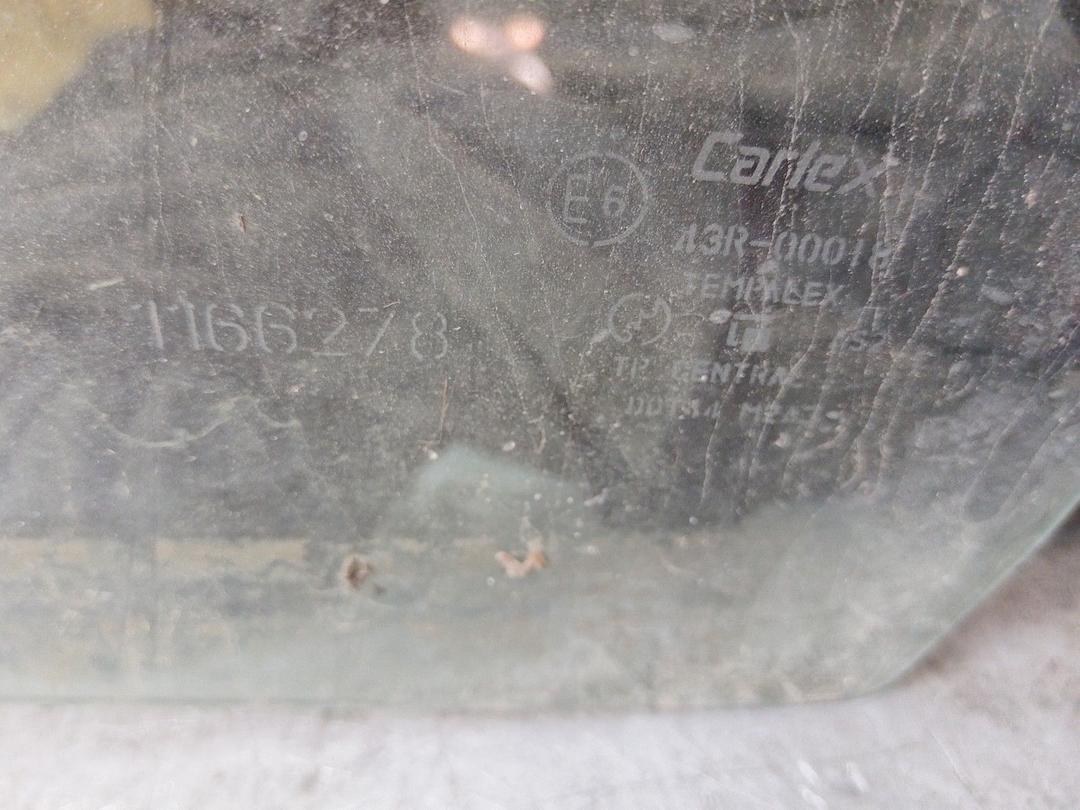 Стекло двери передней левой EOL4Q5 Mazda Premacy купить в магазине запчастей бу