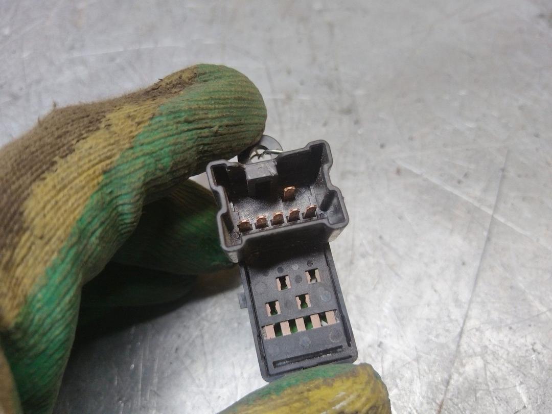 Кнопка стеклоподъемника переднего правого P9C53Q Nissan Note купить