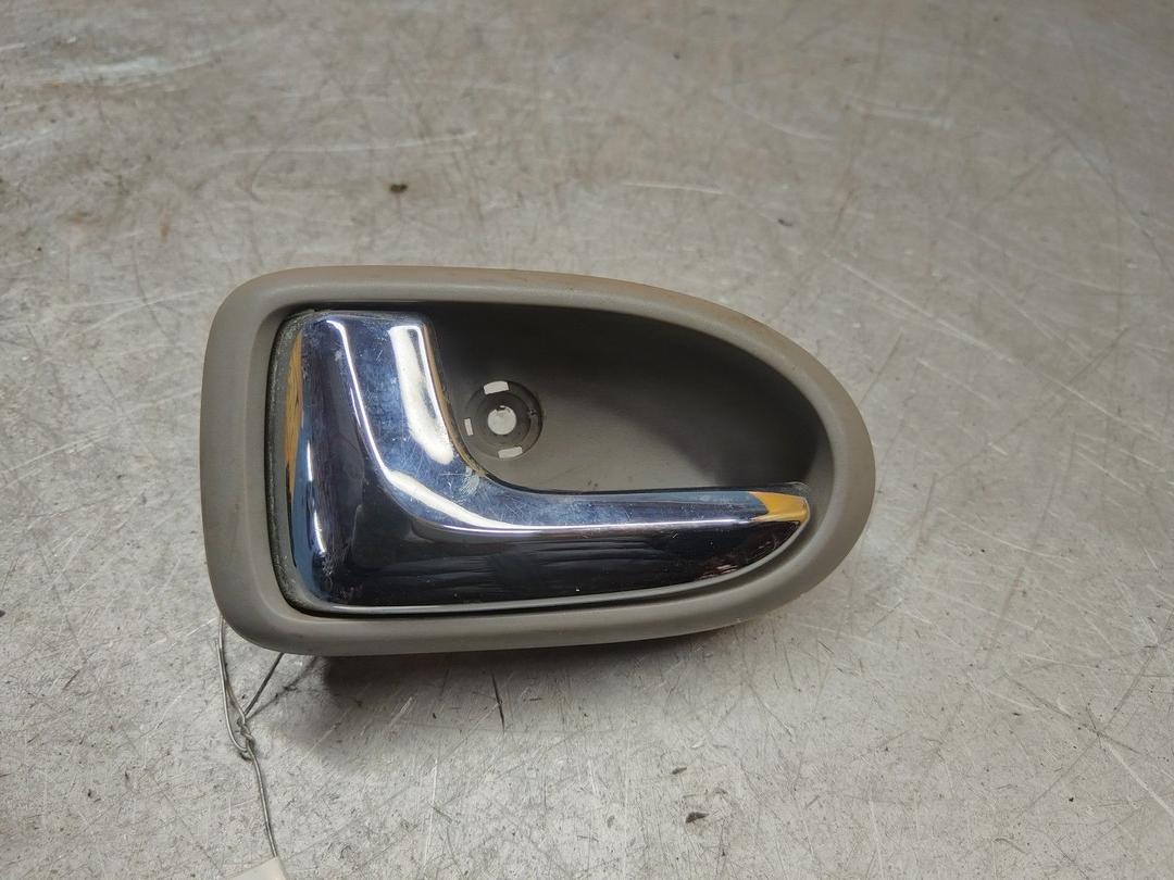 Ручка внутренняя задняя левая 5OI8M7 Mazda Premacy - Фото 1