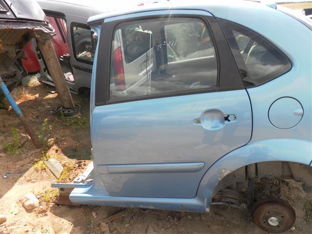 Стекло кузовное боковое левое 60476A Citroen C3 купить