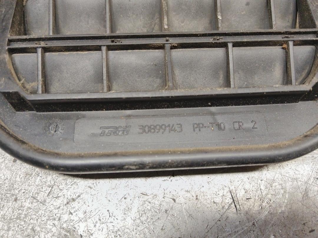 Решетка вентиляции кузова C4QUNL Mitsubishi Carisma купить