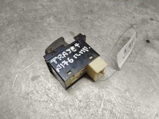 Кнопка стеклоподъемника переднего правого 61LC37 Hyundai Trajet купить