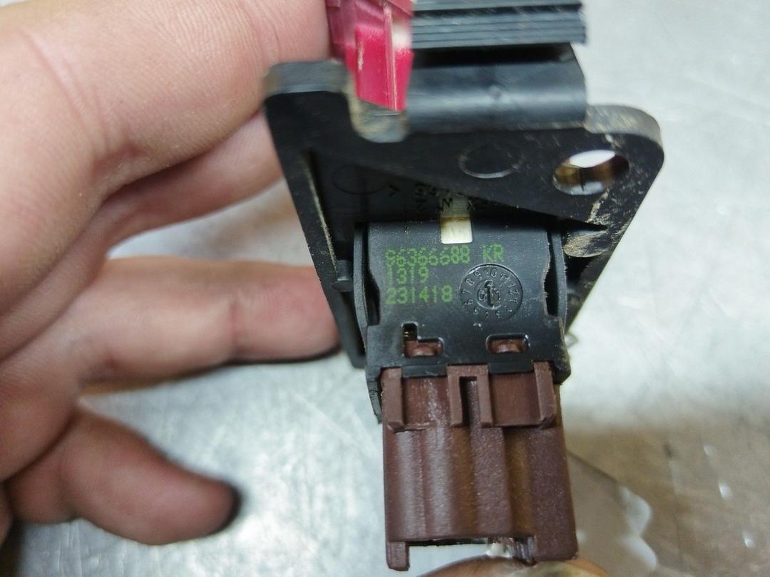 Кнопка аварийной сигнализации PEEO8V Peugeot 307 купить в магазине запчастей бу