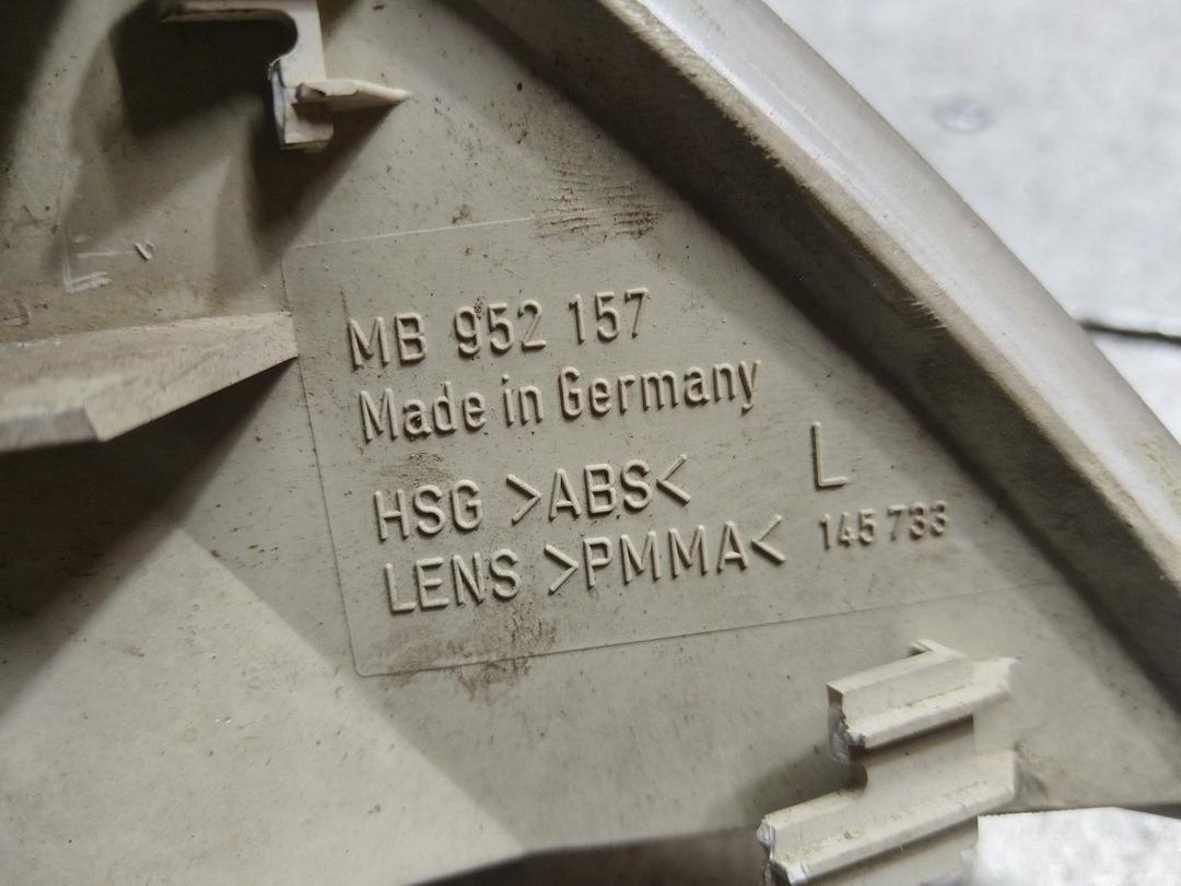 Поворотник левый AUNTE2 Mitsubishi Carisma undefined