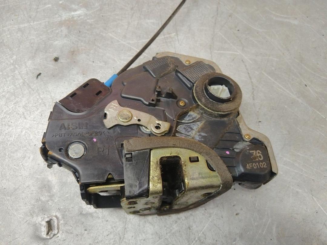 Замок двери передней правой U1YURC Toyota Avensis купить