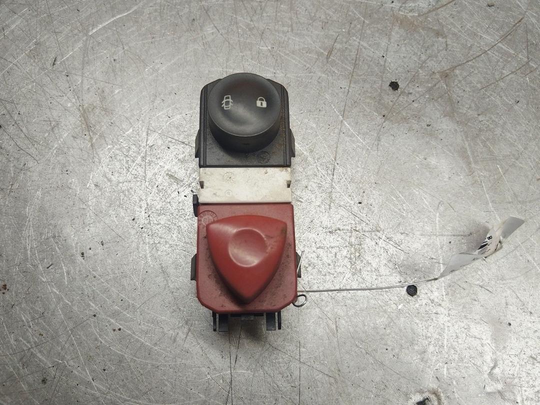 Кнопка аварийной сигнализации MLHBM8 Renault Scenic