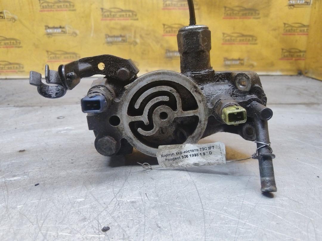 Корпус термостата 73Q8F7 Peugeot 306 - Фото 1