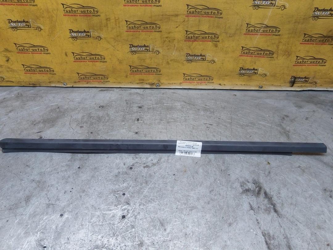 Молдинг стекла двери передней правой наружный 8XQV54 Mercedes C W202