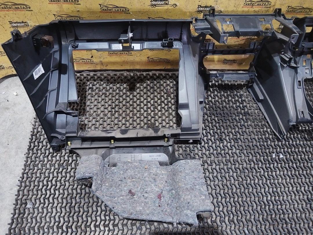 Панель передняя салона (торпедо) GPC2HX Toyota Corolla Verso undefined