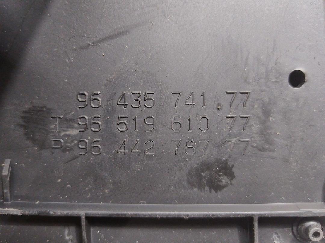 Вещевой ящик центральной консоли 1V4VV5 Citroen C3 купить в магазине запчастей бу