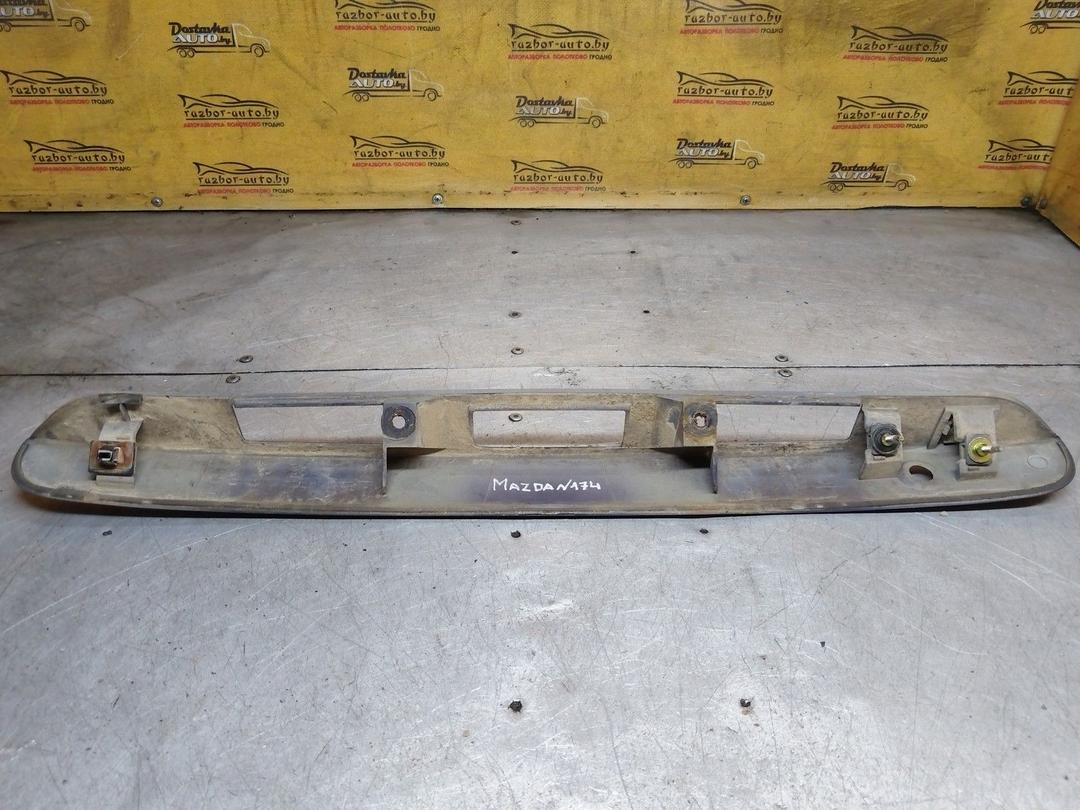 Накладка подсветки номера 3RGCY4 Mazda Premacy купить в магазине запчастей бу