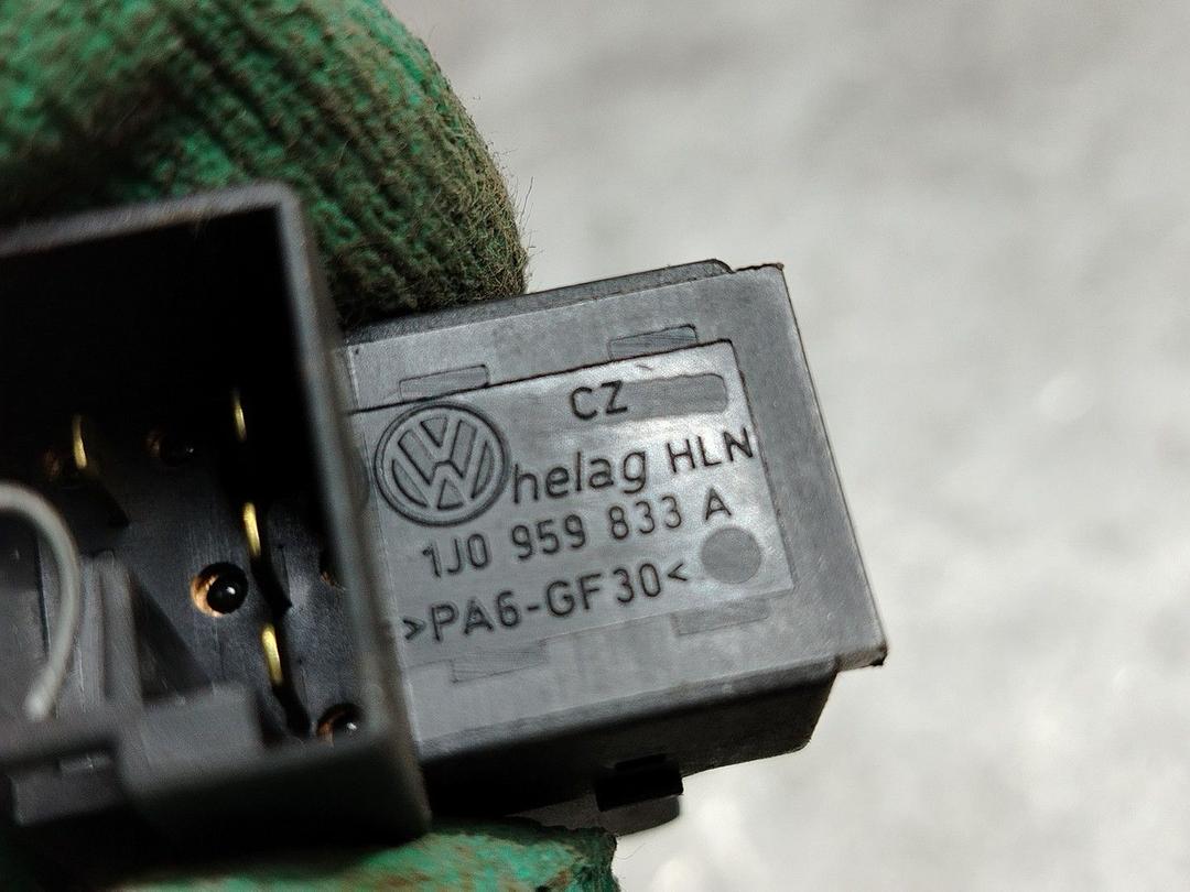 Кнопка открытия лючка топливного бака M1GRYX Volkswagen Passat - Фото 5