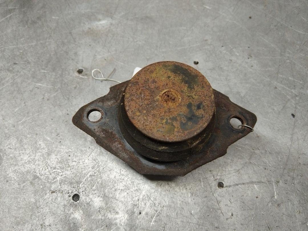 Подушка крепления КПП 88ICVO Volkswagen Passat купить