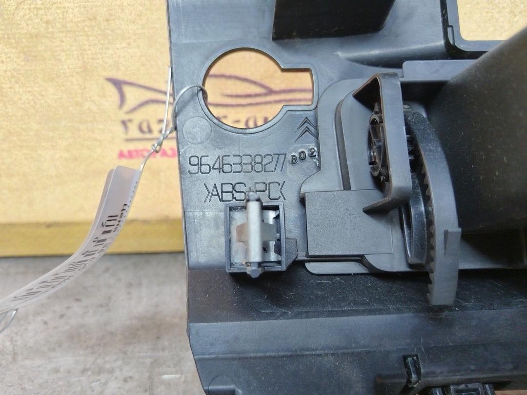 Рамка блока кнопок центральной консоли UHKARU Citroen C4 купить на авторазборке