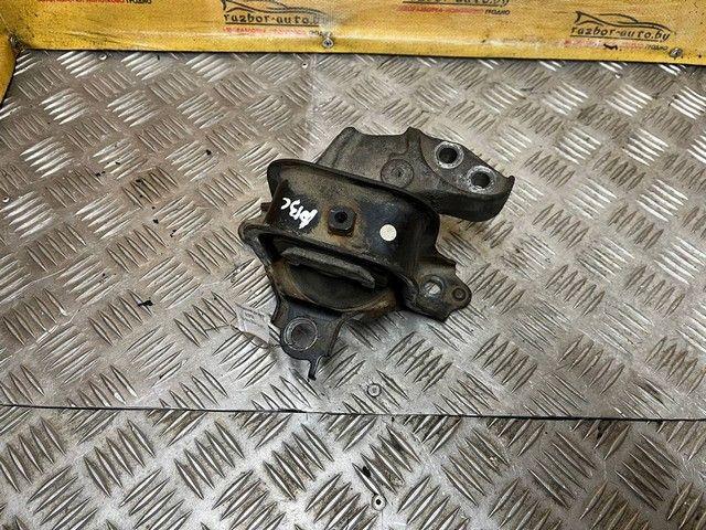 Подушка крепления двигателя 51ZPO0 Toyota Yaris