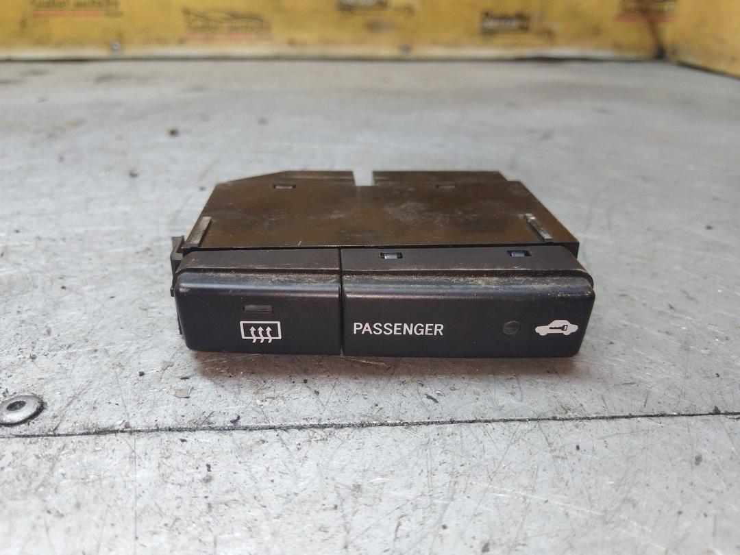 Кнопка (выключатель) UYZO80 Toyota Avensis - Фото 1