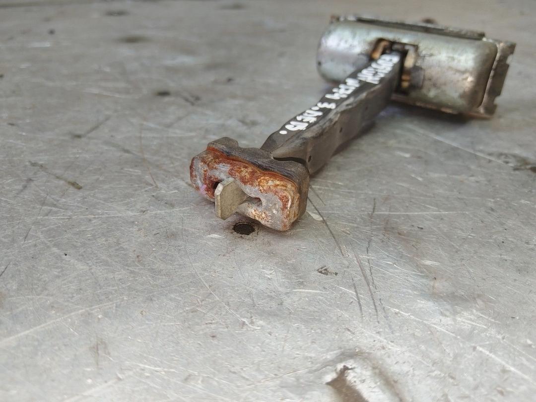 Ограничитель открывания двери задней 3MC7M0 Ford Fusion купить в магазине запчастей бу