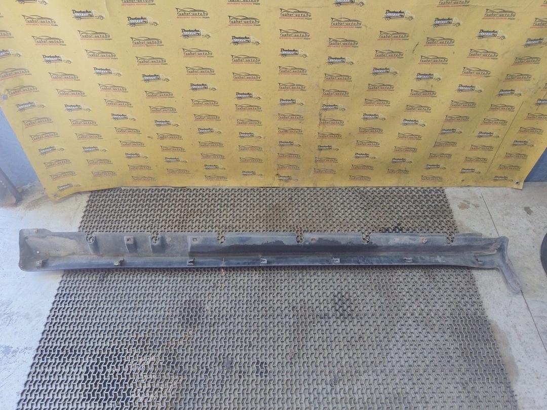 Накладка на порог наружная правая LU4Q3B Mitsubishi Carisma купить в магазине запчастей бу