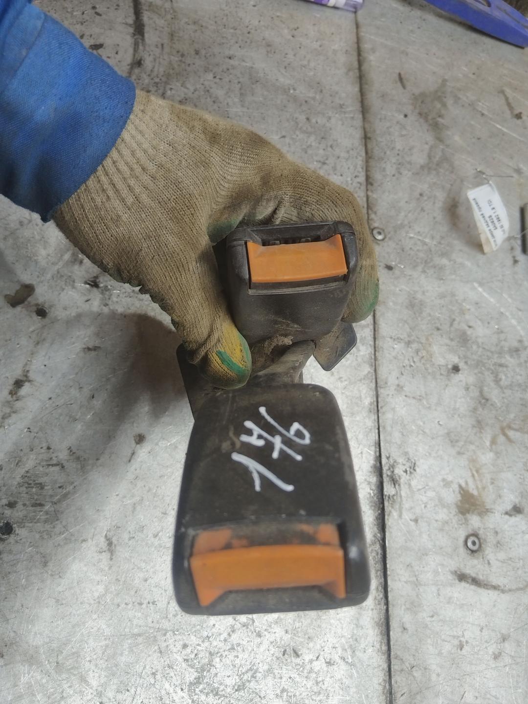 Замок ремня безопасности HL4BD3 Audi 80 купить в магазине запчастей бу