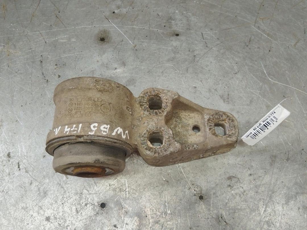 Кронштейн крепления балки подвески 3G8Z01 Volkswagen Passat