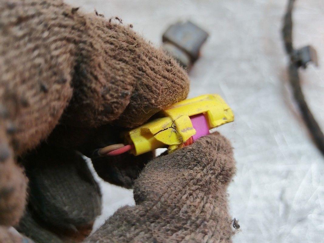 Проводка двери передней правой AU28F4 Volkswagen Passat купить на авторазборке