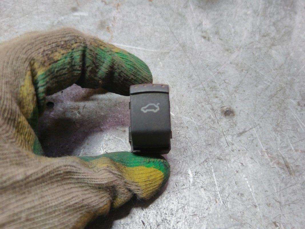 Кнопка открытия багажника AWG556 Volkswagen Passat - Фото 1