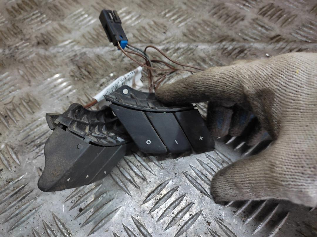 Кнопки руля UM5O65 Opel Meriva купить на авторазборке