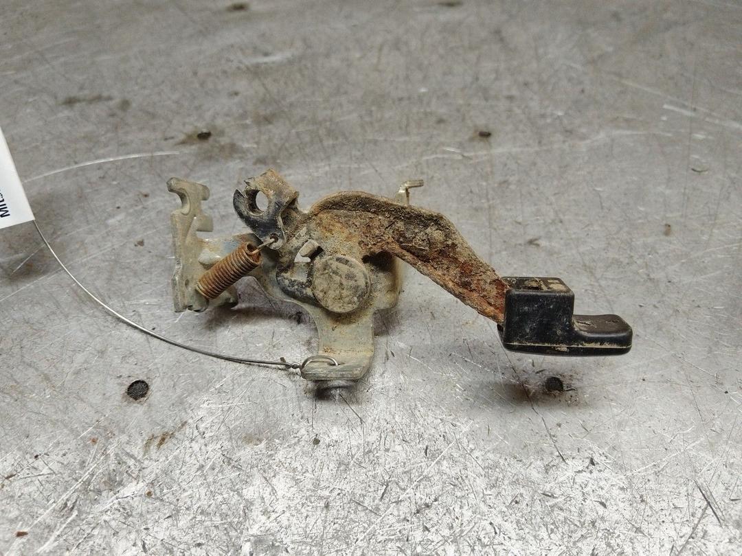 Ручка открытия лючка топливного бака 9E9ZCQ Mitsubishi Carisma