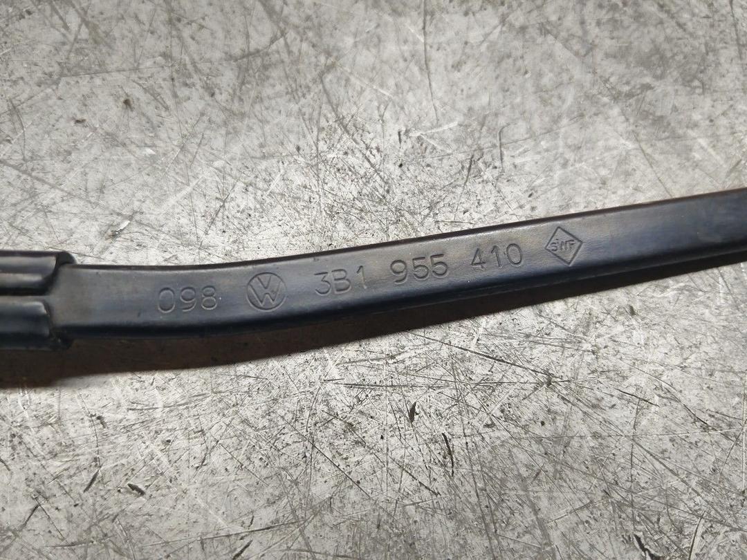 Щеткодержатель (поводок стеклоочистителя, дворник) V9D12Q Volkswagen Passat купить на авторазборке