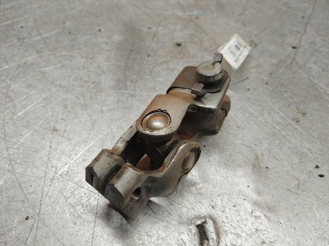 Рулевой карданчик MWOSQ5 Mazda 323F - Фото 1