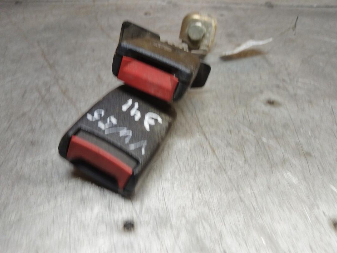 Замок ремня безопасности 74RWDN Volkswagen Passat купить