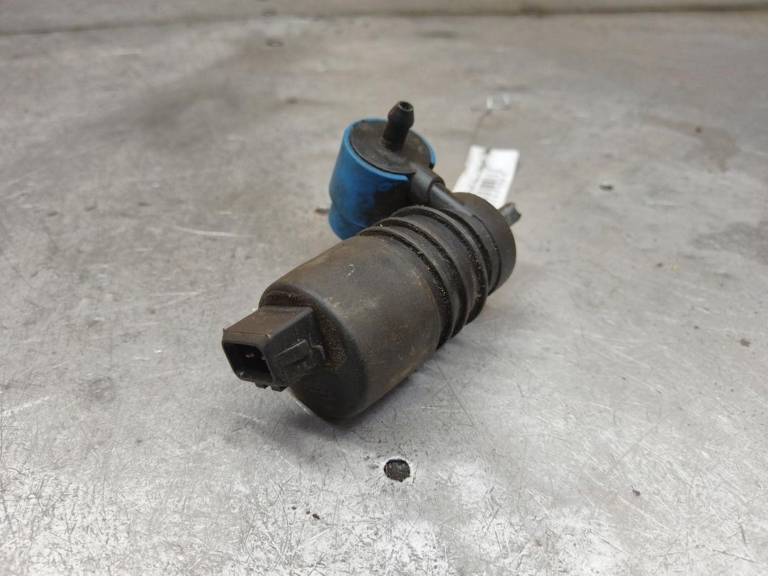 Насос (моторчик) омывателя стекла S1F4P3 Volkswagen Passat купить