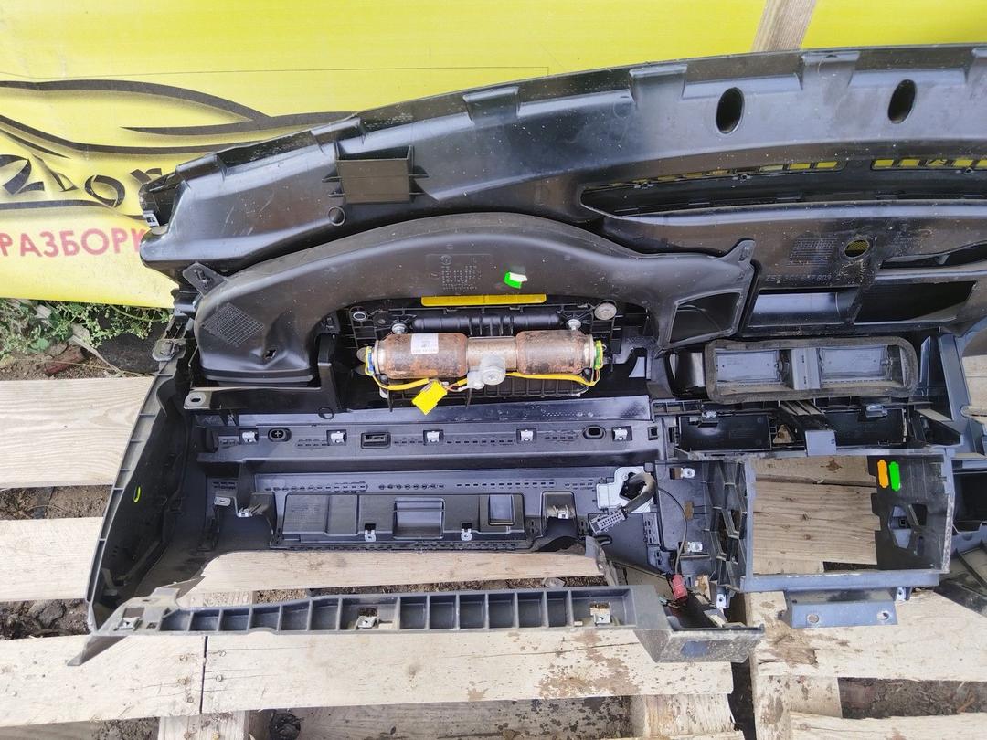 Панель передняя салона (торпедо) YYR700 Volkswagen Passat undefined