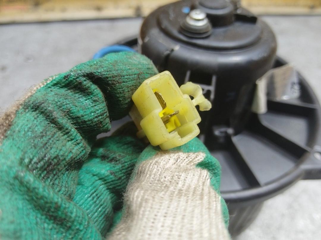 Моторчик печки P0Q113 Mitsubishi Carisma купить с доставкой