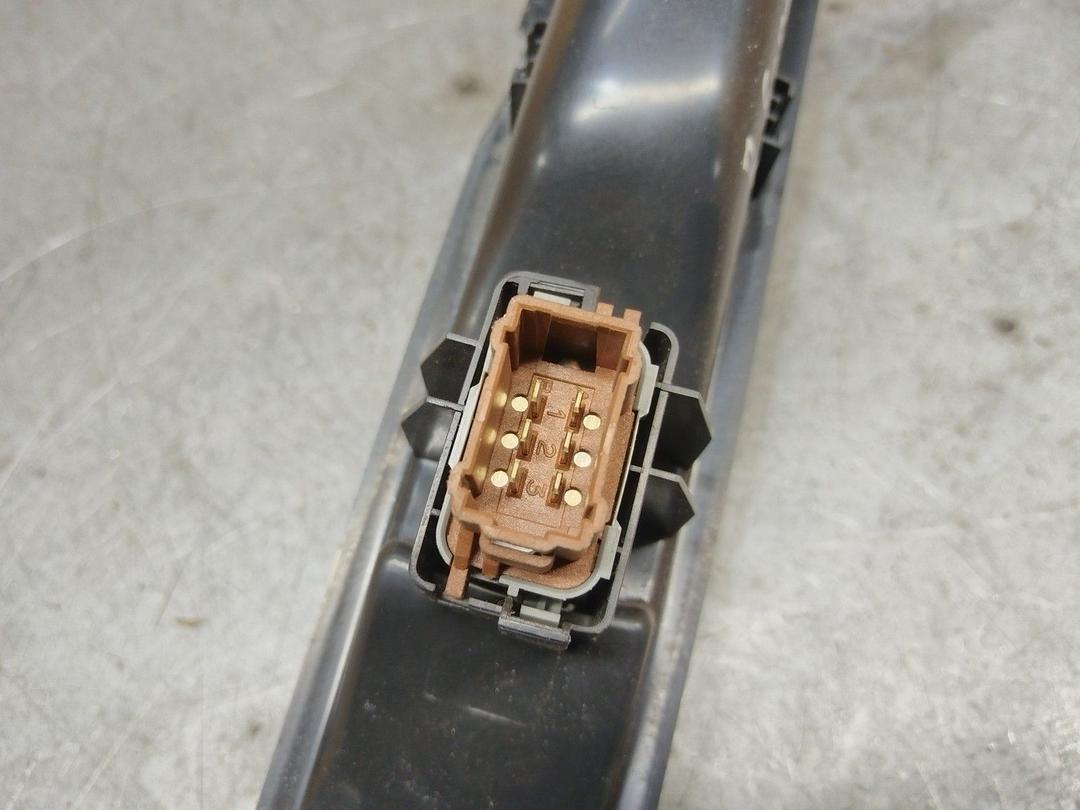 Кнопка стеклоподъемника переднего правого CBJ66T Renault Espace купить в магазине запчастей бу