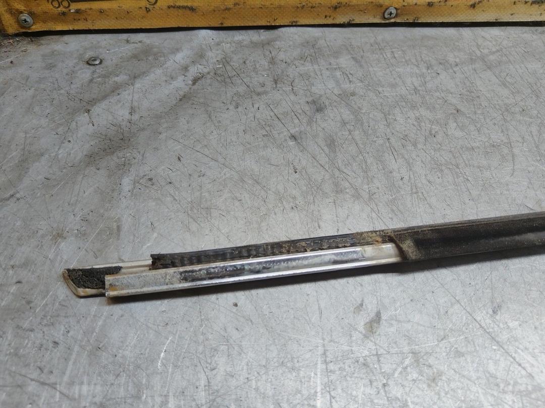 Молдинг стекла двери передней левой наружный RT8V2X Peugeot 607 купить в магазине запчастей бу