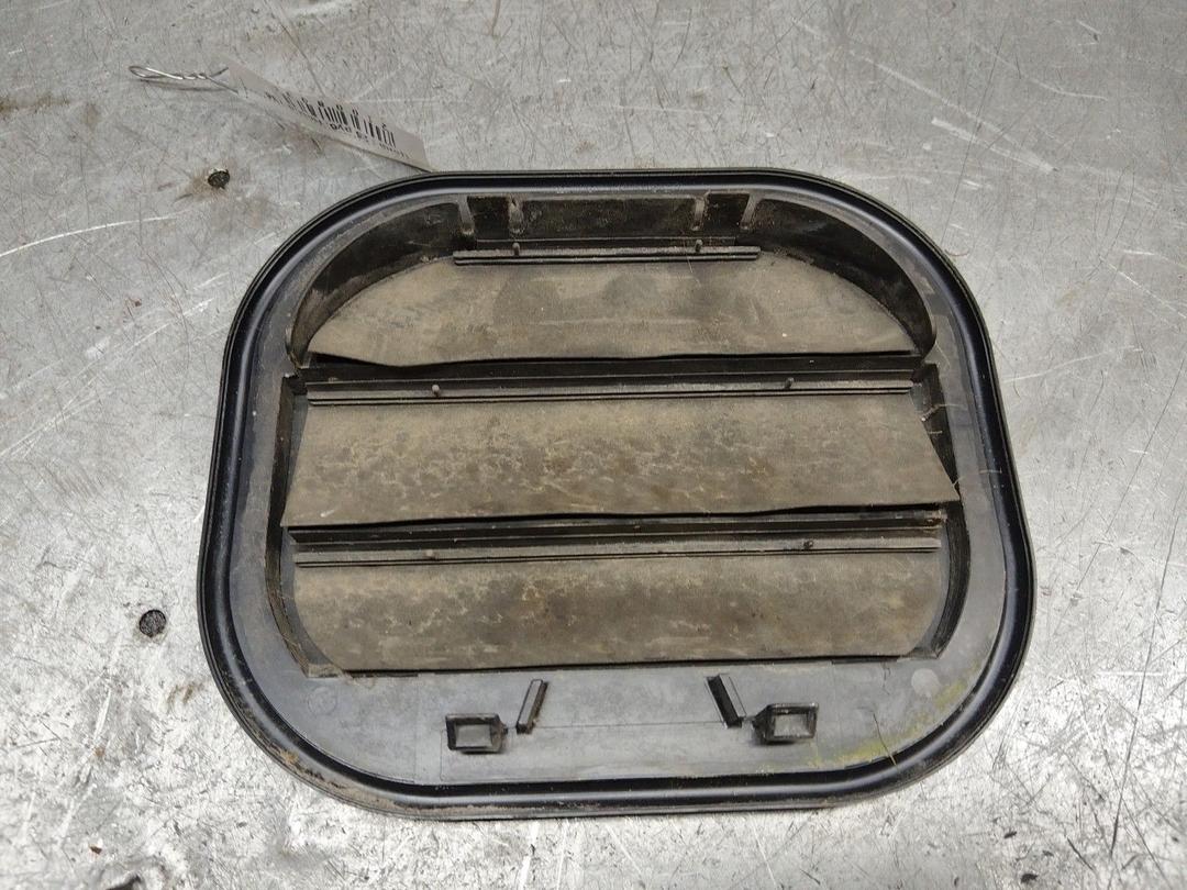 Решетка вентиляции кузова C4QUNL Mitsubishi Carisma купить с доставкой