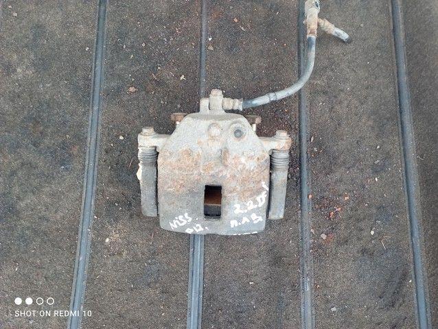 Суппорт передний левый E4YIYM Nissan Primera