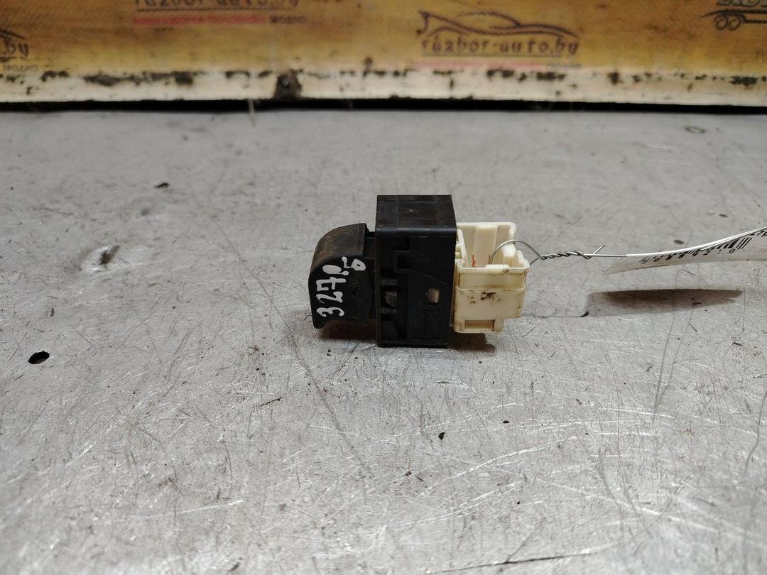 Кнопка стеклоподъемника переднего правого T2K67C Nissan Primera - Фото 2