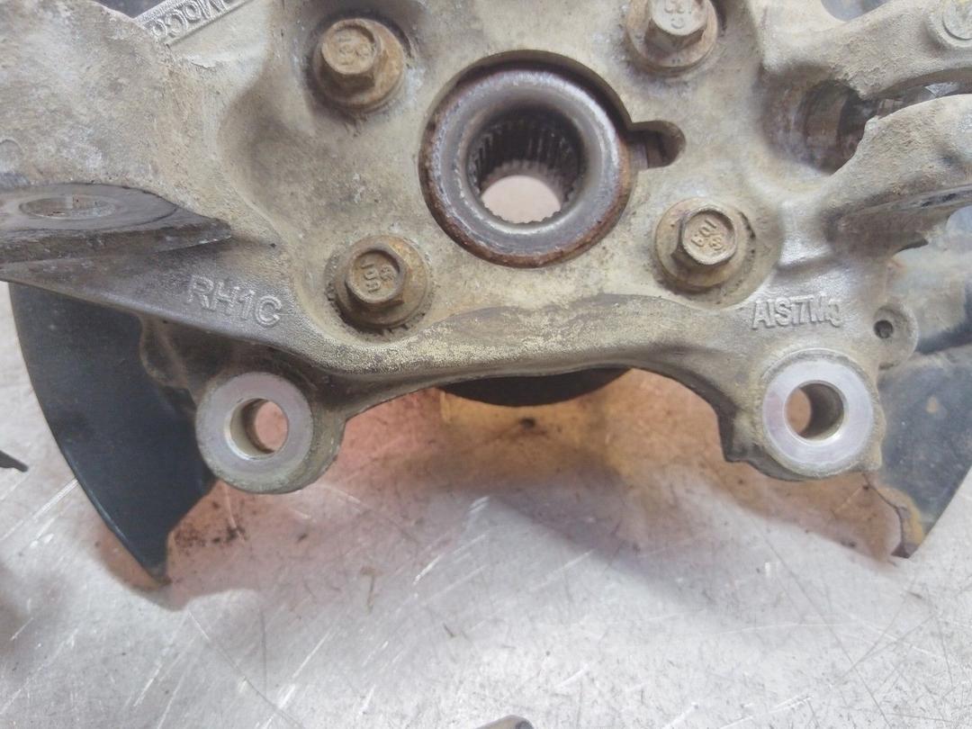 Кулак поворотный правый XE65ID Ford Fusion undefined