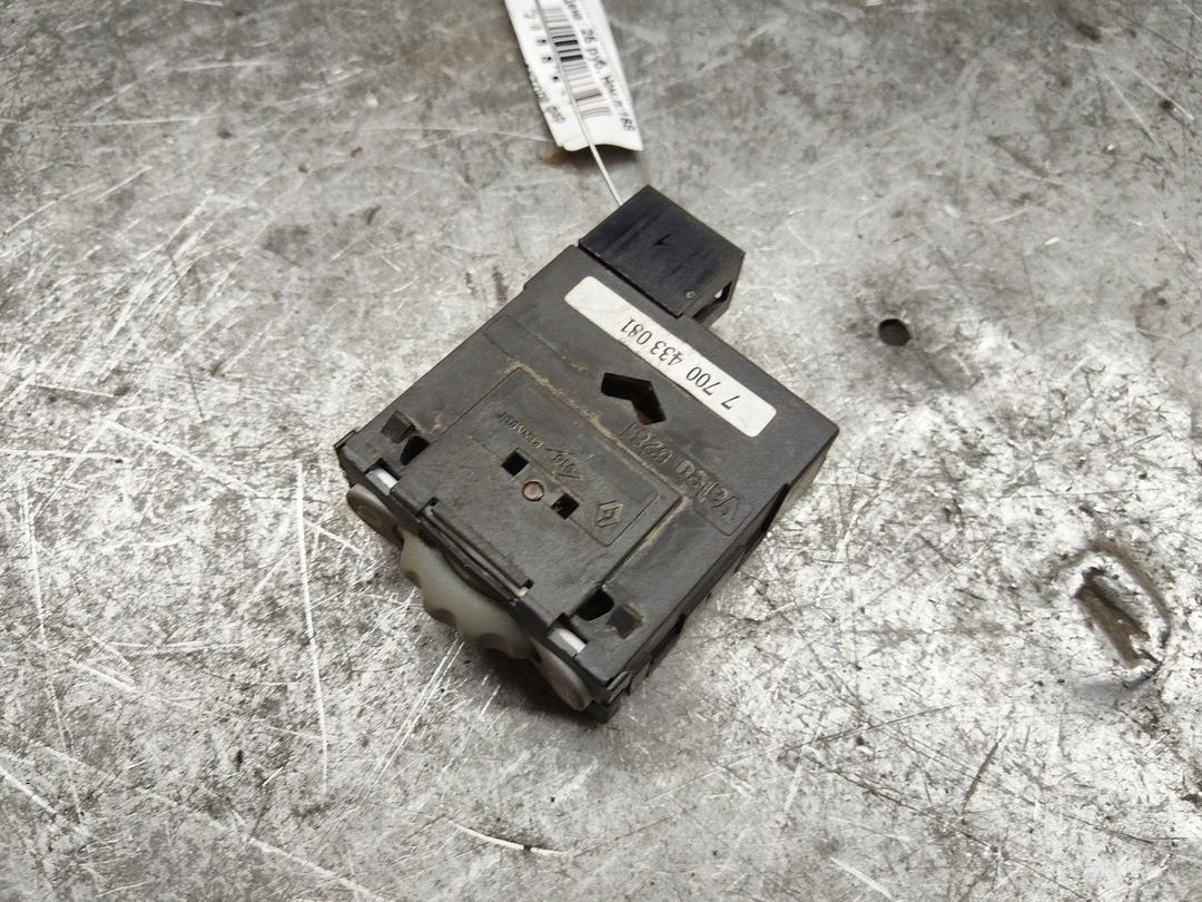 Кнопка корректора фар 925QDH Renault Scenic купить