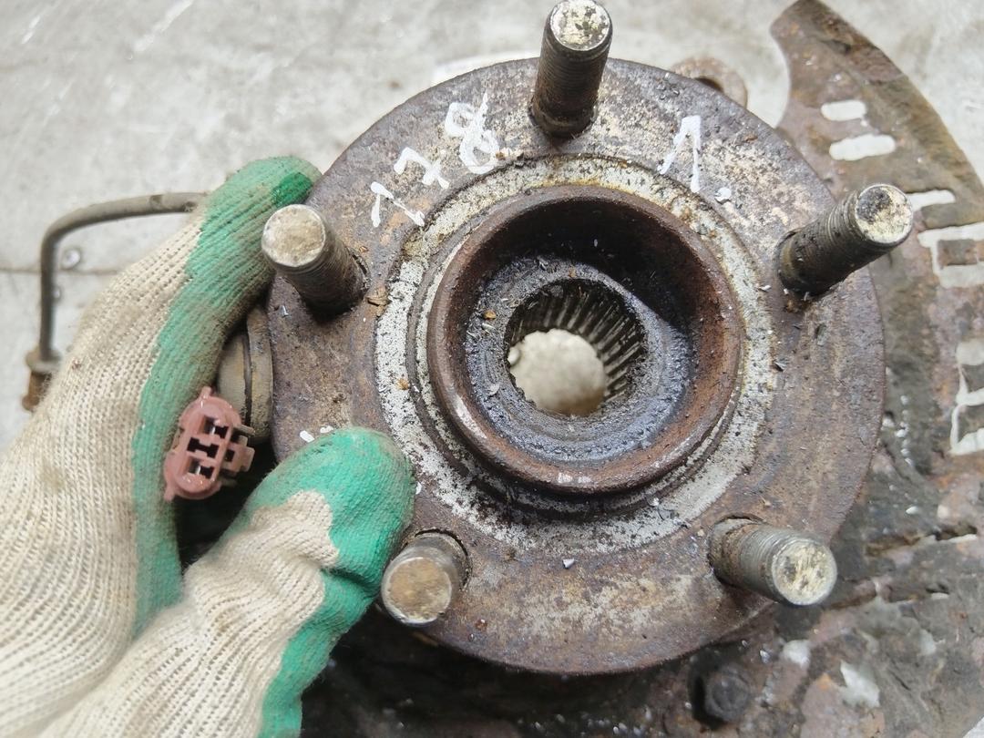 Кулак поворотный левый U7FIYH Subaru Forester