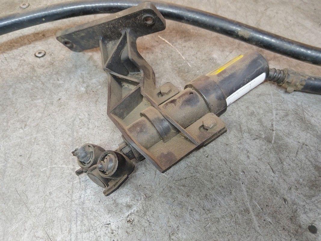 Форсунка омывателя фар X67B0H Ford Mondeo купить на авторазборке