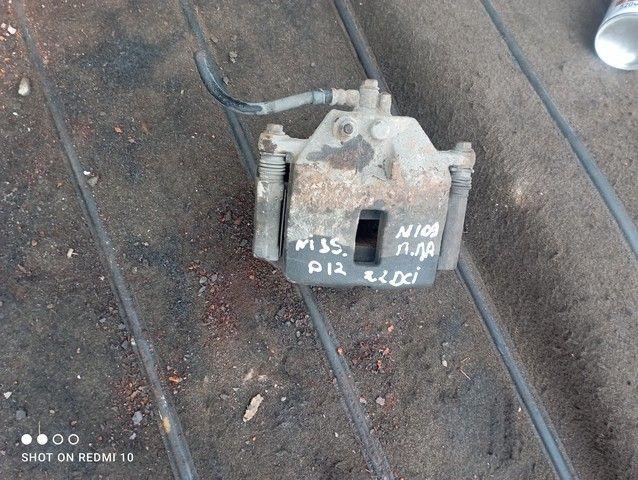 Суппорт передний правый J2QOK0 Nissan Primera - Фото 1