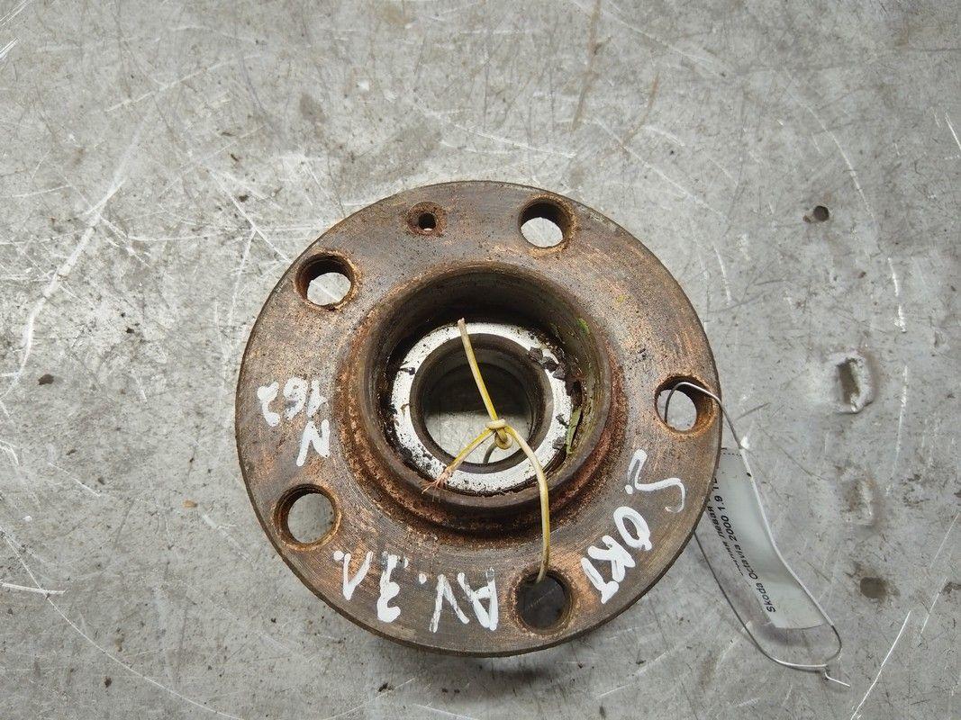 Ступица задняя левая D5F582 Skoda Octavia