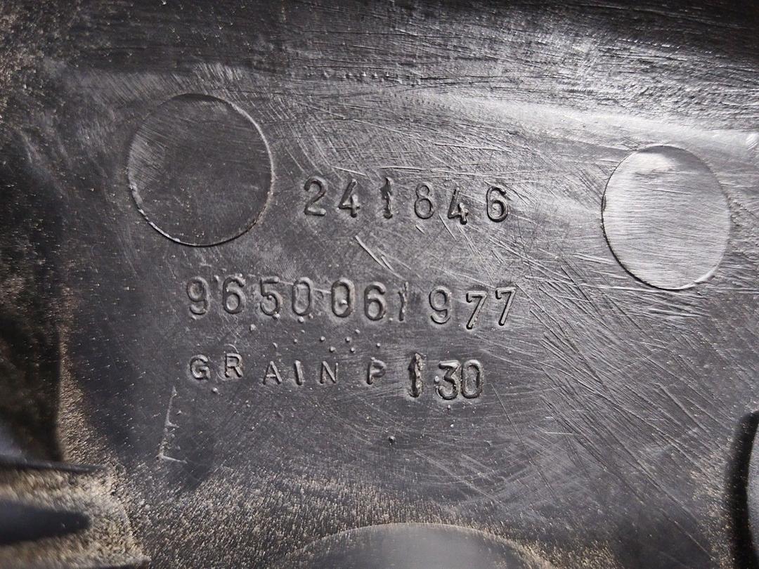 Заглушка зеркала правого MN65L5 Peugeot 206 купить в магазине запчастей бу