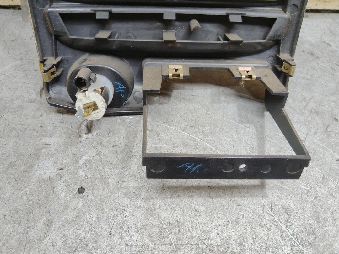 Рамка под магнитолу Q6BERA Mitsubishi Carisma купить в магазине запчастей бу