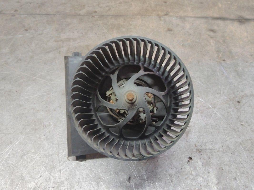 Моторчик печки 4DDBV1 Volkswagen Golf купить в магазине запчастей бу